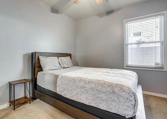 Poolside Oasis: Group-friendly Getaway In Phoenix! Casa vacanze Phoenix
