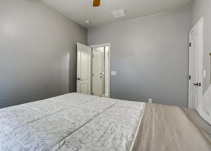 Poolside Oasis: Group-friendly Getaway In Phoenix! * Phoenix